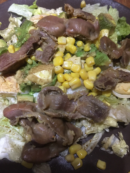 Green salad and poultry gizzards
